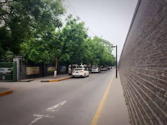 西安城墙从哪道门出去有美食街,西安城墙有个当地美食像肥肠一样