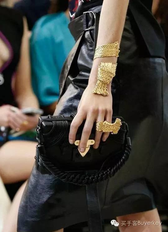 手拿包女推荐真皮徽章款,新款女士手拿包百搭大容量