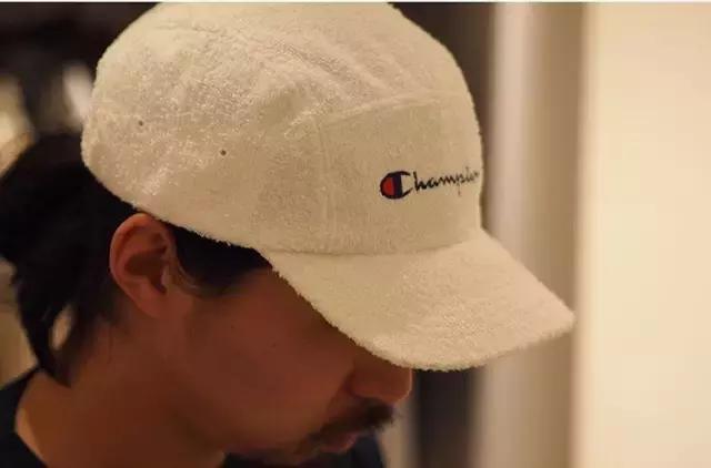 穿了一件特别新的卫衣,穿了一件很喜欢的卫衣