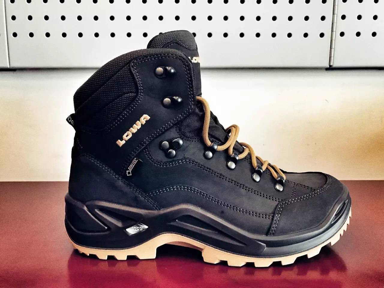 户外徒步鞋与登山鞋的区别,登山鞋和徒步鞋哪个更好