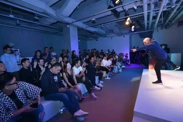 我穿着Nike去见女票，她却跟着开宝马的帅哥跑了