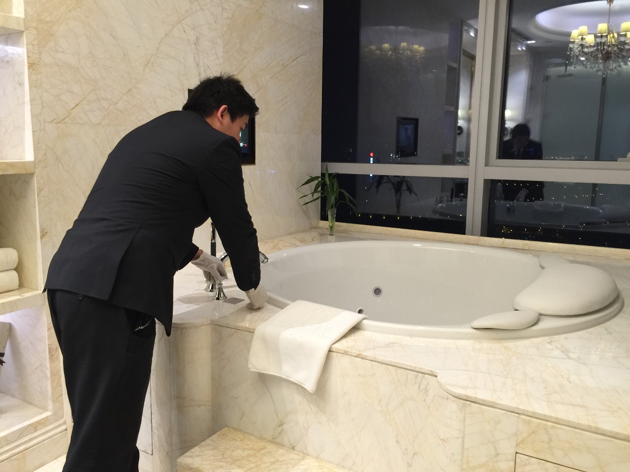 睡了它！让成都追星族咬牙切齿的8888套房！