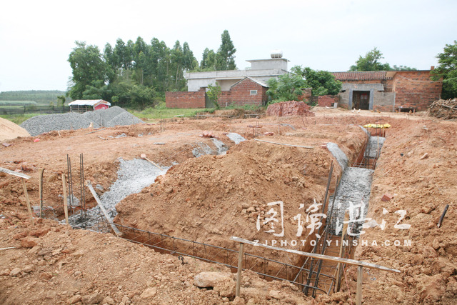 村里建篮球场强行占用村民宅基地,村里篮球场违规占用农地