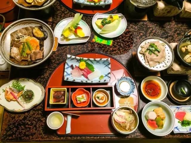 红叶堪比京都，温泉不输北海道的赏枫地，11-12月往返机票￥800+，不用担心人潮说走就走