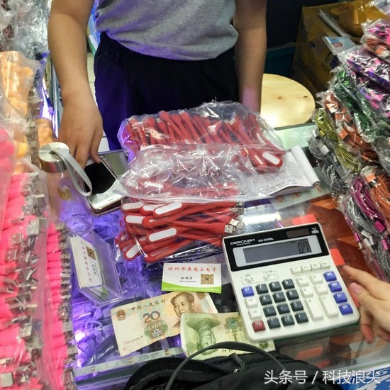 美国人看深圳华强北,华强北黑色无人机