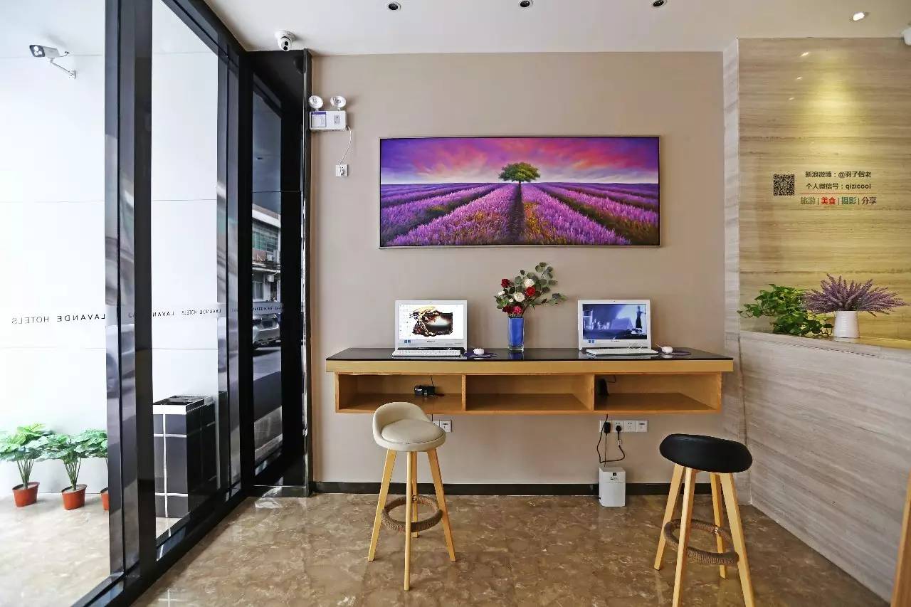 这一家酒店有门童，叫“白手套”。