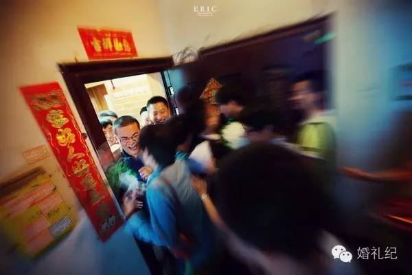 你有堵门*法大**我有破门大计，有新郎居然自带开锁匠