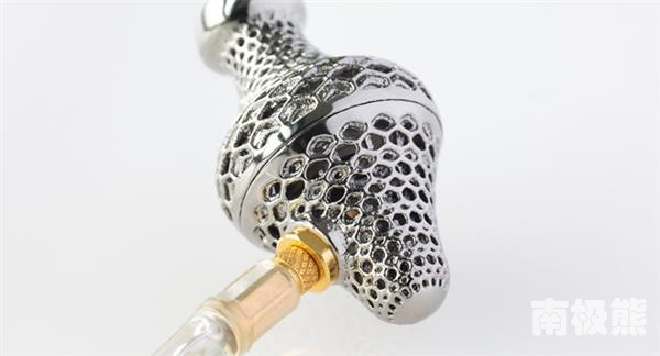 又一件土豪玩具：4300美元一对的超高音质钛金属3D打印耳机