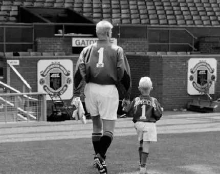 上阵父子兵足球门将,球赛中的上阵父子兵