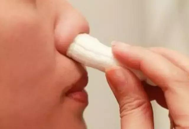 秋天鼻子出血,秋天鼻出血是什么原因