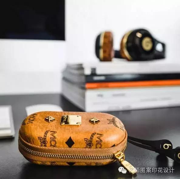 mcm铆钉链条包的铆钉是什么材质的,mcm粉色牛皮包