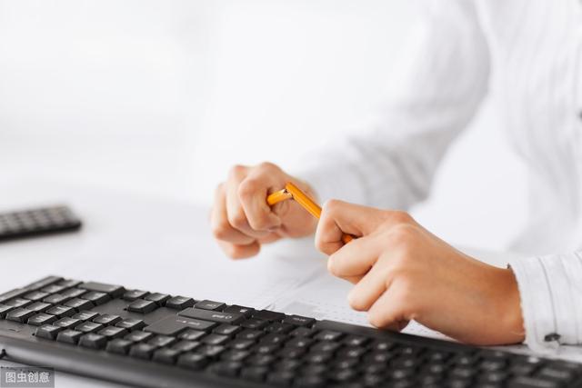 寡妇被欺负小伙霸气相救,寡妇被欺负小伙解围