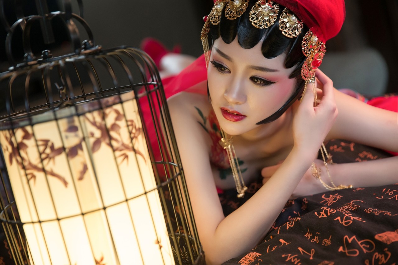 长相绝色的小说,主角无敌却男扮女装的小说