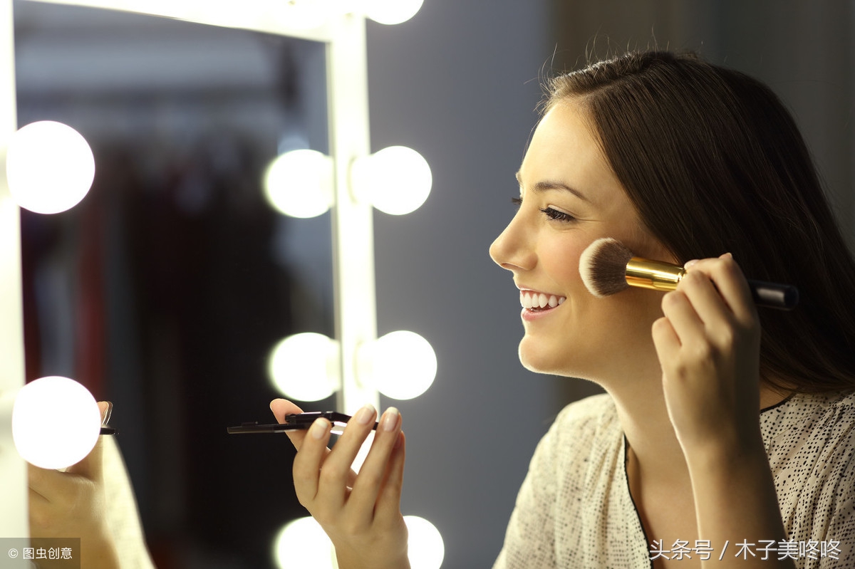 散粉蜜粉粉饼定妆喷雾的区别,蜜粉散粉和喷雾的区别