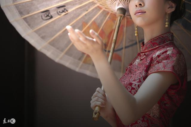 小说：她走出更衣室，一袭白衣美煞所有人，马上有人花钱让她脱衣