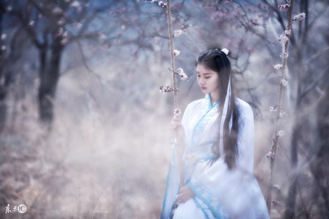 小说：她向纨绔挑明身份，纨绔吓得不敢动，王爷出现救走她