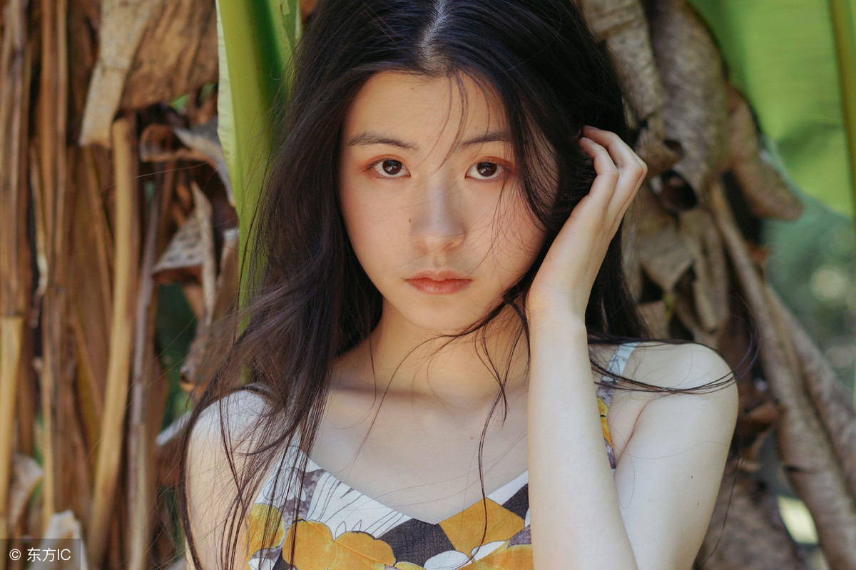 小说：混混臭脚伸进赘婿嘴里，却让赘婿觉醒，双眼闪过一道精光