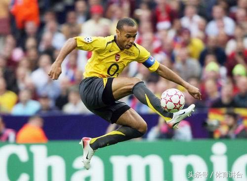 足球停球变态到什么程度,足球停球时要降重心吗