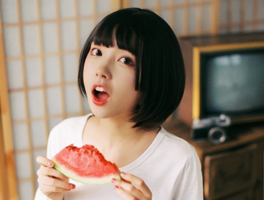 小说：小伙发个种子说是福利，男女同学都期待，可一打开视频怒了