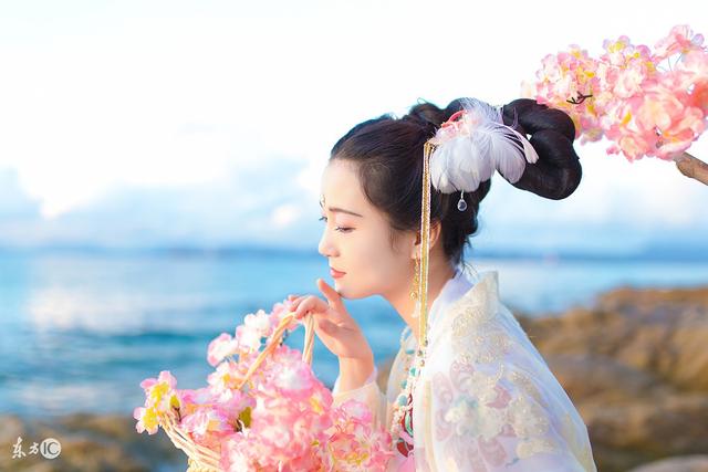 小说：院里停了辆迈巴赫？她进屋看见客人，立马翻脸：你来干什么