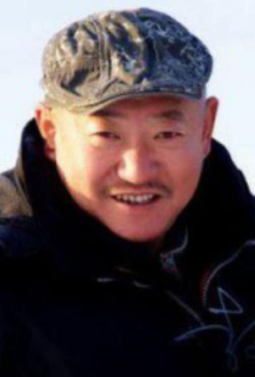 他80年代就能赚百万，50多岁娶俄罗斯美女，两人相差30多岁