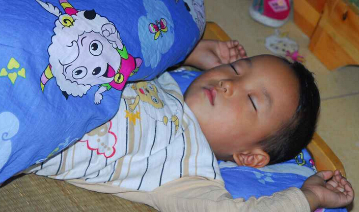 冬季孩子为什么踢被子,冬天小孩踢被子有什么妙招