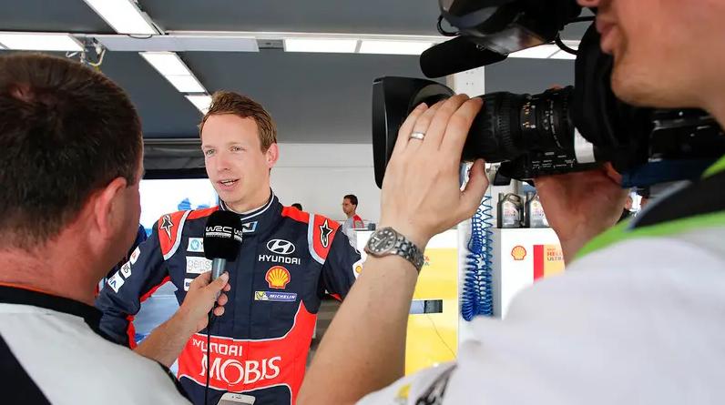 现代汽车wrc,不装了摊牌了喜提新车