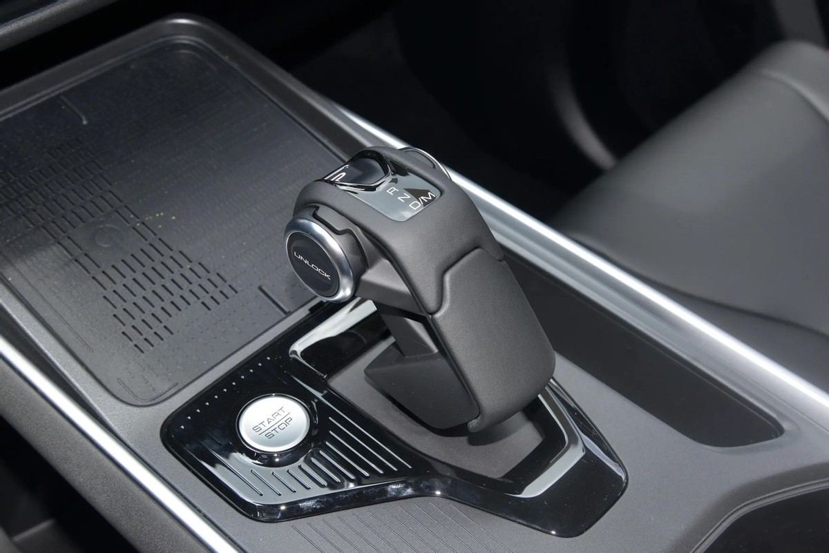 哈弗酷狗潮野四驱顶配沉浸体验,哈弗酷狗两驱驾驶感受