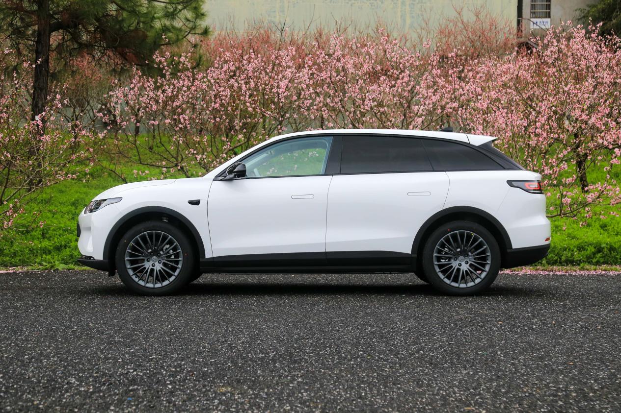 2023入门版c01和c11哪个值得买,零跑c01最新款试驾