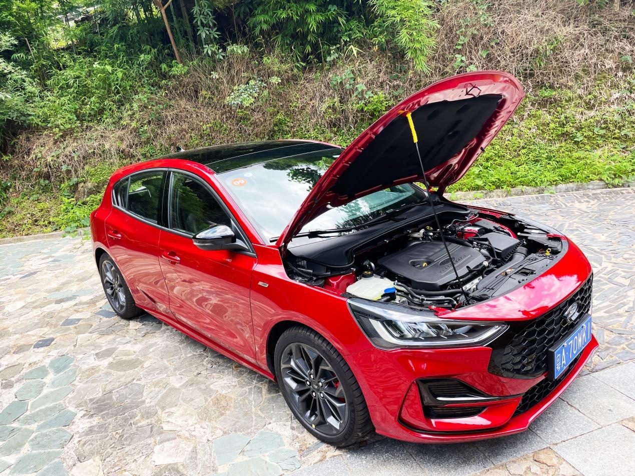 福克斯2017款1.5tctcc白黑限量版,运动轿跑长安