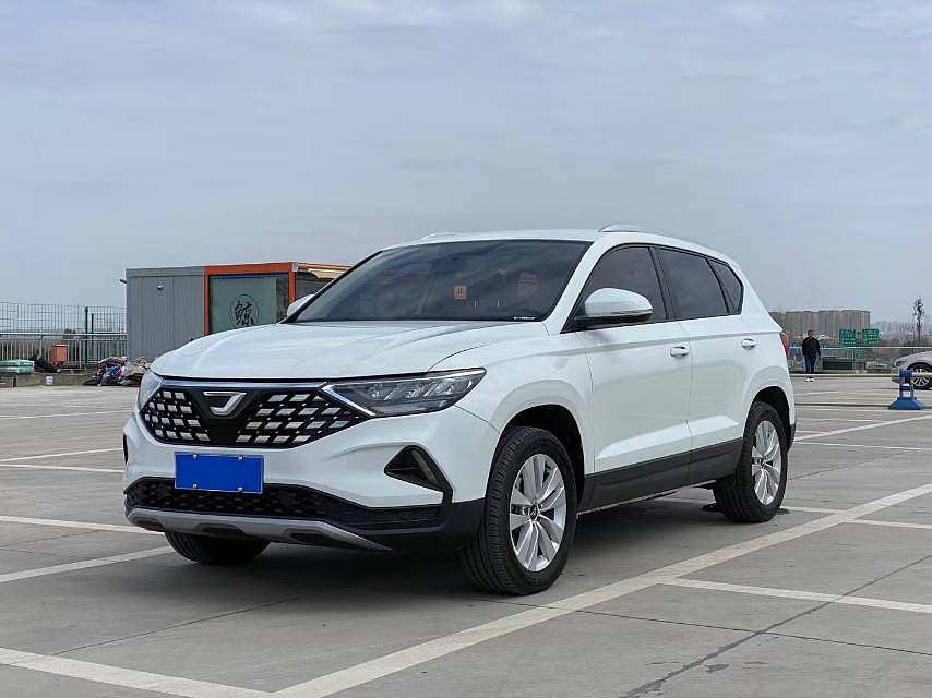 现在适合买什么车燃油车和纯电车,十万燃油车和15万混动车怎么选