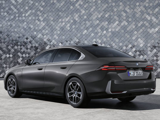 宝马五系vs奔驰e,宝马5系vs奔驰evs奥迪a6哪个跑得快