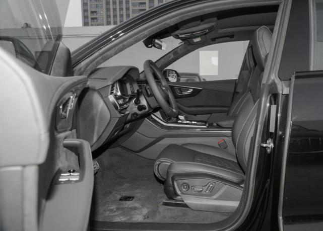 奥迪q8到店3.0t配四驱操控给力,24款奥迪q8五座顶配版