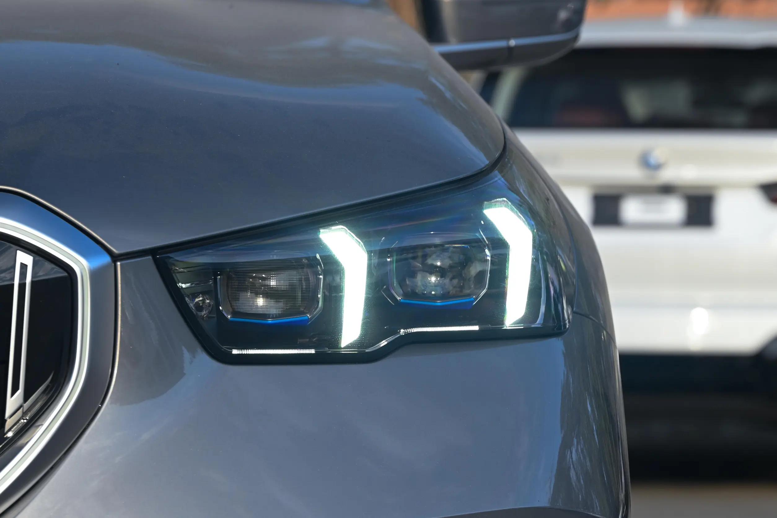 宝马5系530和奔驰e级300哪个好,新款宝马五系升级内饰