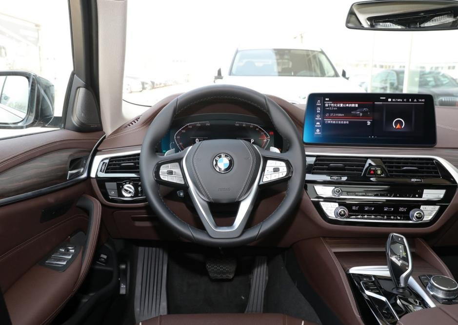 同样50多万你是会选宝马5系还是,豪华品牌b级车测评宝马5系