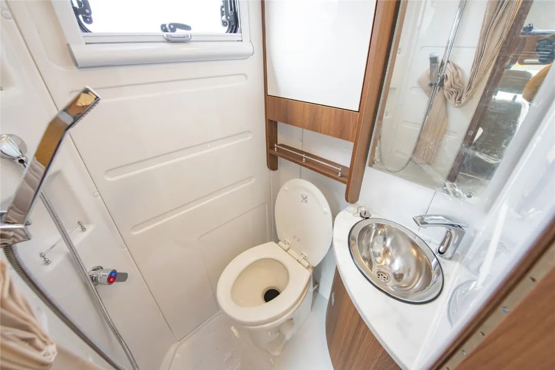 豪华版瑞弗v820双拓展房车,瑞弗v820房车巅峰版区别