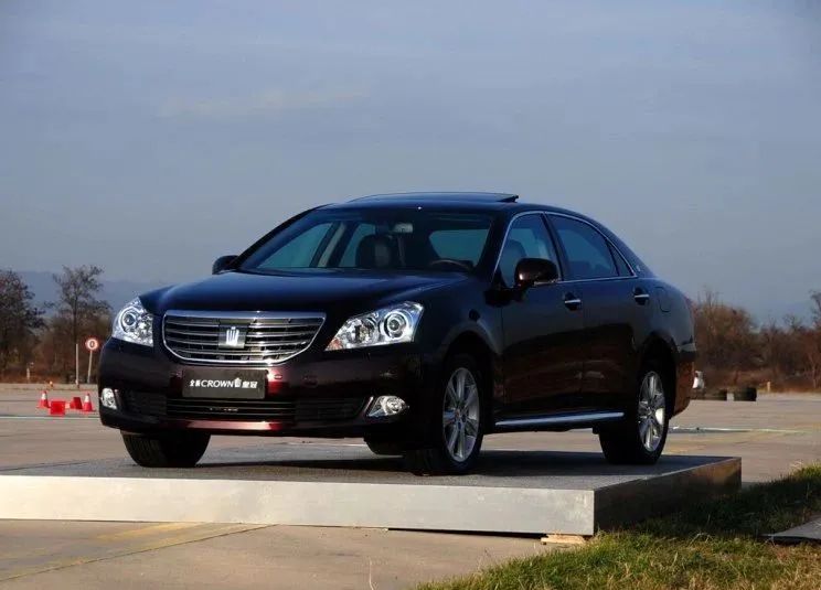 丰田皇冠再度归来,沉浸式体验丰田皇冠进口新款