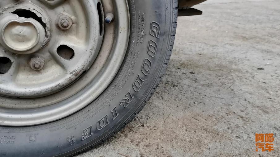 劳斯莱斯用什么牌子轮胎,劳斯莱斯装国产轮胎
