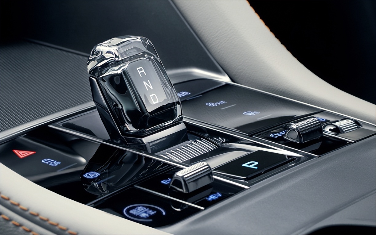 宋plus冠军版2024款6座,宋plus混动冠军版2023款