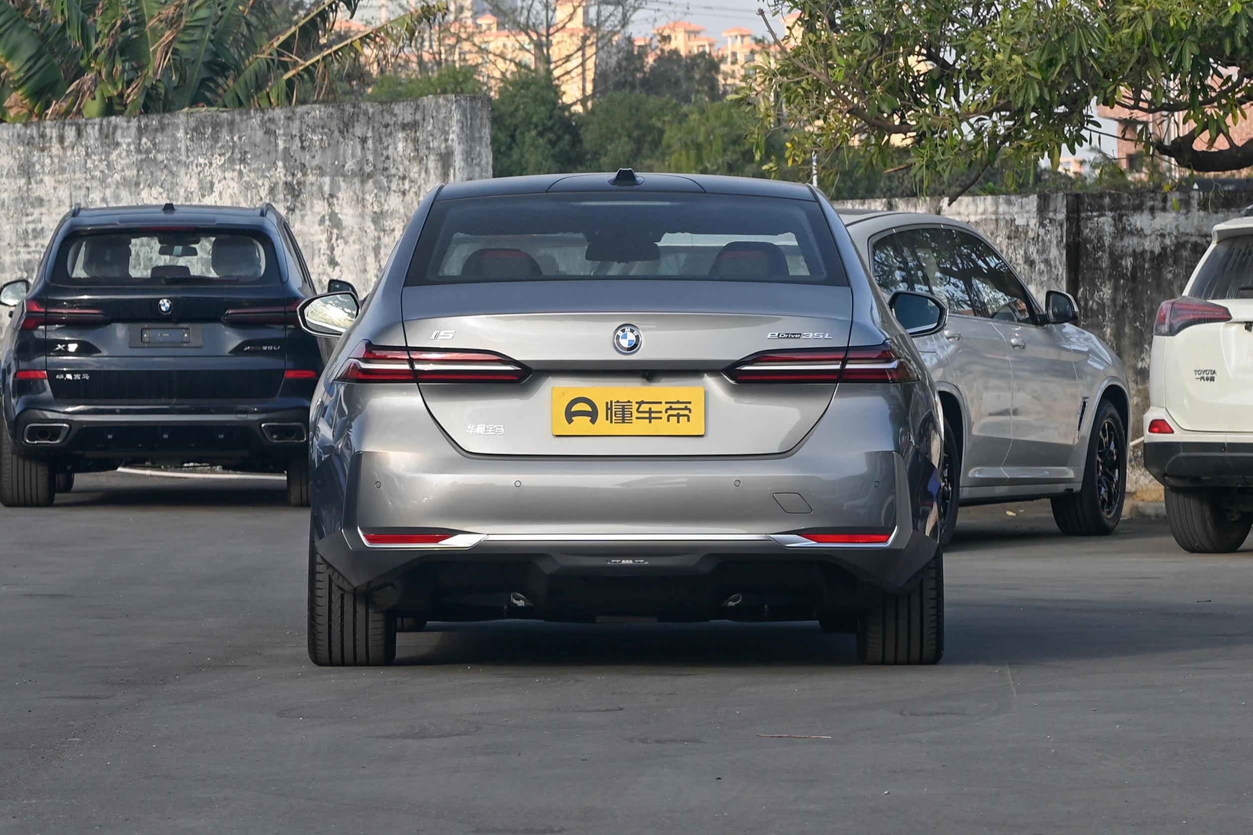 宝马5系530和奔驰e级300哪个好,新款宝马五系升级内饰