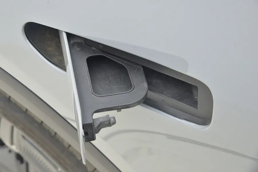 奔驰eqesuv30万落地,奔驰全新EQE纯电SUV上市