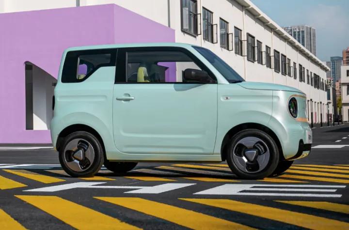 吉利熊猫mini和五菱mini轻松款对比,五菱宏光miniev和吉利熊猫mini