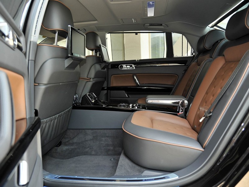 辉腾v84.2加几号汽油,配v8发动机