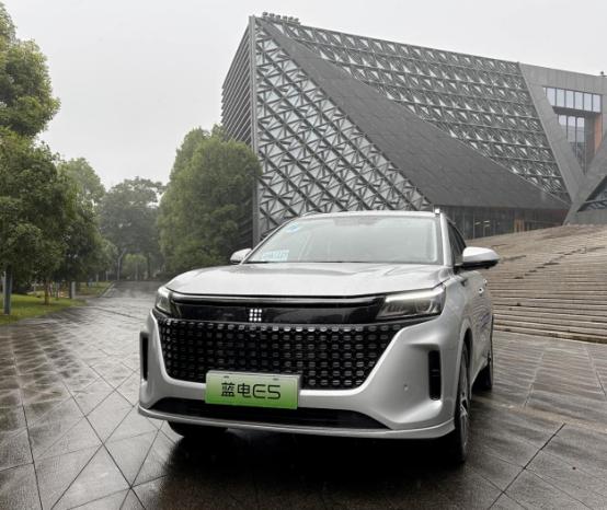 蓝电e5混动最低配评测,蓝电e5高速试驾评测