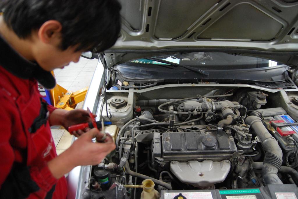 连续熄火汽车电瓶会不会没电,停车熄火后如何保养电瓶