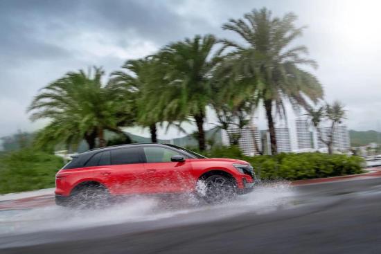 奥迪q5续航测试视频,电车暴雨沉浸式体验