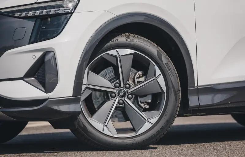 奥迪q5e-tron对比modely,奥迪e-tron和q5e-tron区别