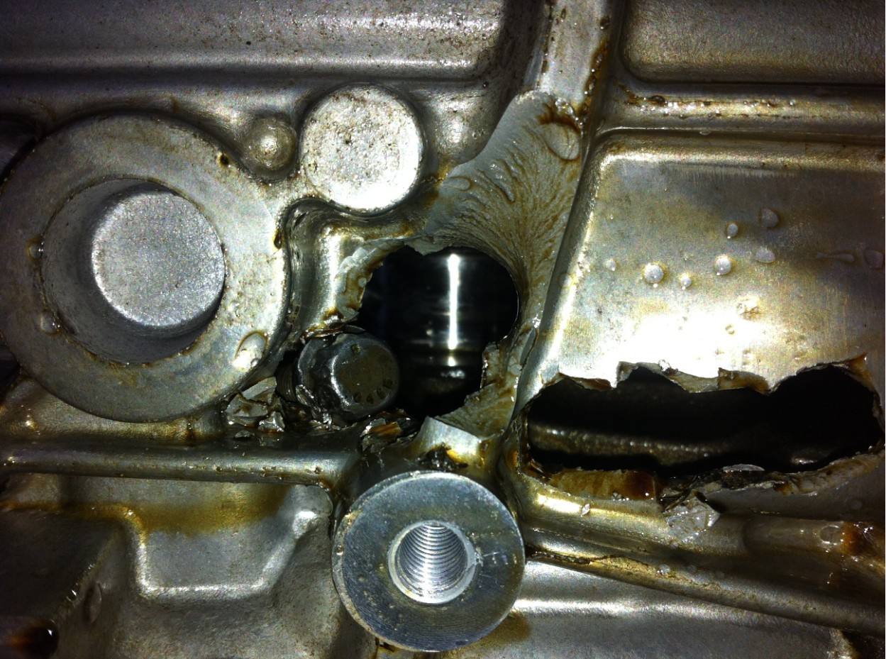 行驶过程中怎么发现发动机漏机油,发现机油漏光了怎么办