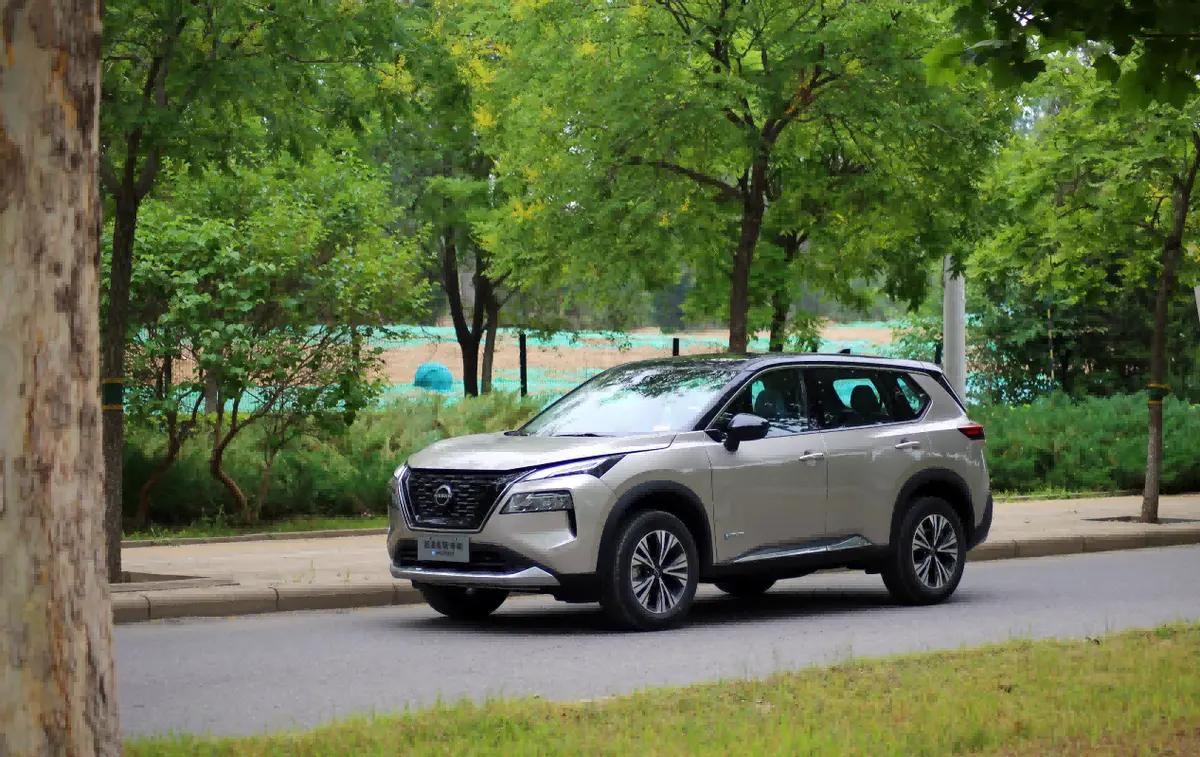 日产超混电驱奇骏到店实拍,日产奇骏e-power和魏派拿铁phev