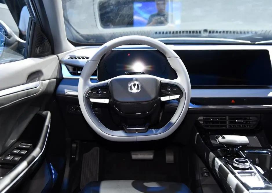 长安锐程cc和朗逸plus怎么选择,长安逸动plus长安锐程cc2021款